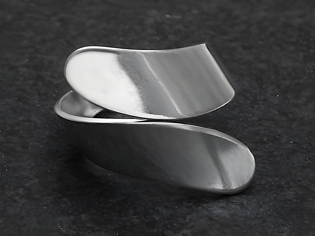 Silberring DESIGN Gr. wenig verstellbar, Hersteller Juwelier Harnisch, ohne Stein, elegante, geschwungene Form, glänzende Oberfläche, modernes und zeitloses Schmuckstück.
