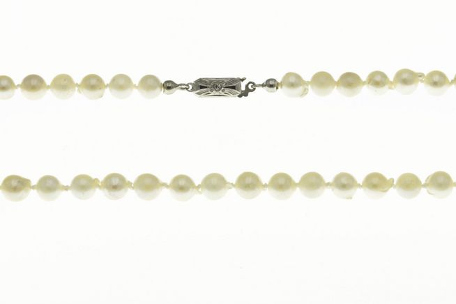 Perlenkette 45 cm in Weiß aus Barock Süßwasser Zuchtperlen mit einem klassischen Verschluss vom Hersteller Juwelier Harnisch, ideal für elegante Anlässe.