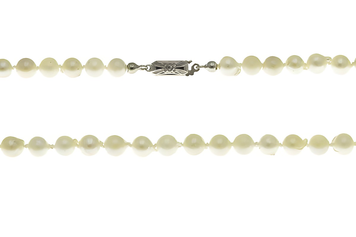 Perlenkette 45 cm in Weiß aus Barock Süßwasser Zuchtperlen mit einem klassischen Verschluss vom Hersteller Juwelier Harnisch, ideal für elegante Anlässe.