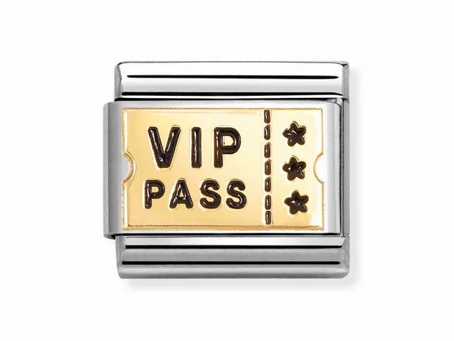 Emaillierter VIP-Pass in Gold mit schwarzen Buchstaben auf einem silbernen Hintergrund, designed von Nomination, Modell Classic Gold 030284 62, ideal als Schmuckstück.