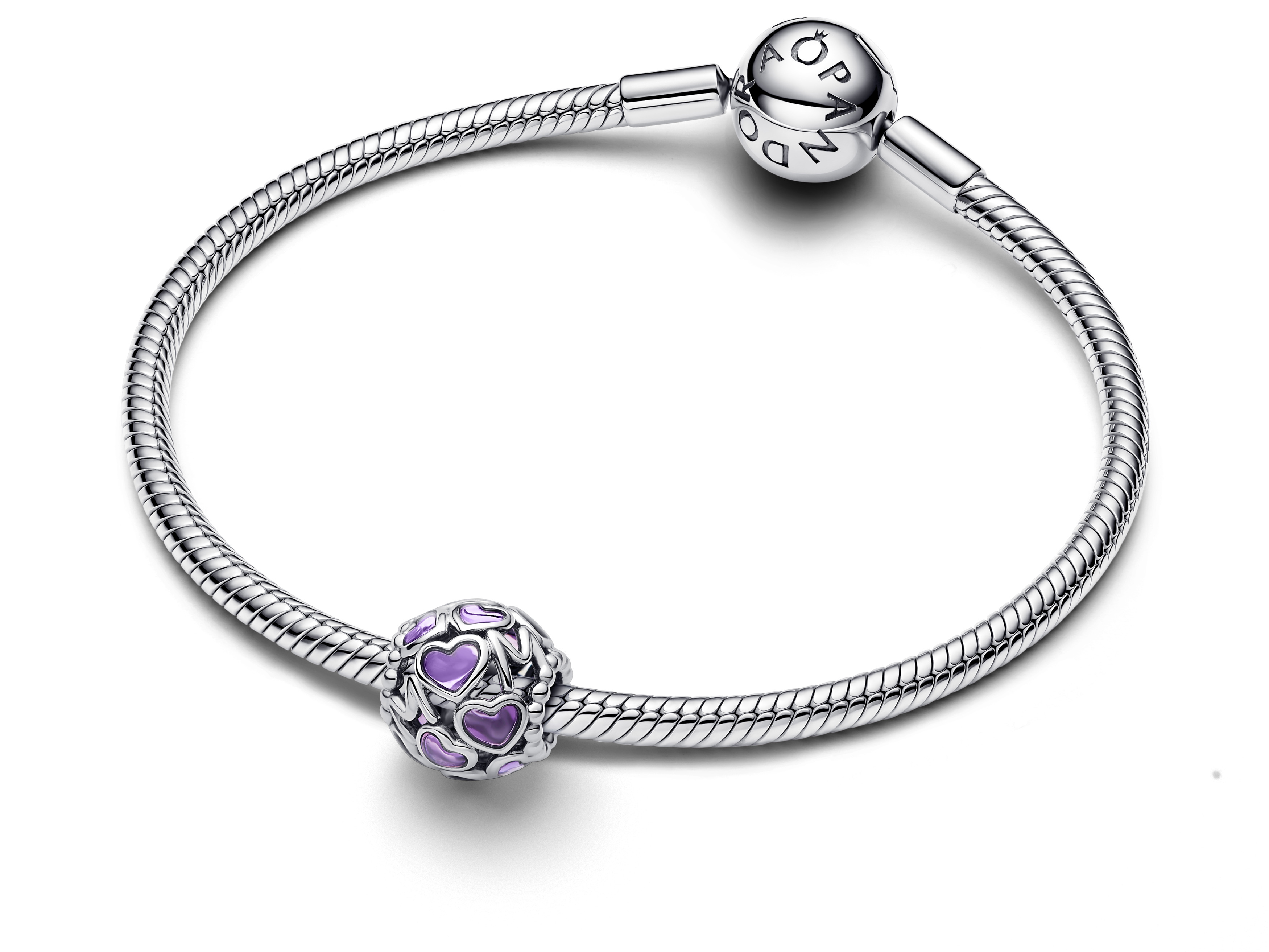 Pandora Charm Durchbrochene Herzen Mom aus Sterling Silber mit lila Emaille auf einem feinen Armband, ideal für besondere Anlässe und als Geschenk für Mütter.