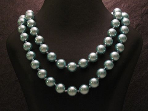 Zweireihige Kette runde Perlen NEU Blau Hersteller Juwelier Harnisch Perlenketten elegante Perlenkette mit strahlend blauen Perlen ideal für festliche Anlässe oder als modisches Accessoire.
