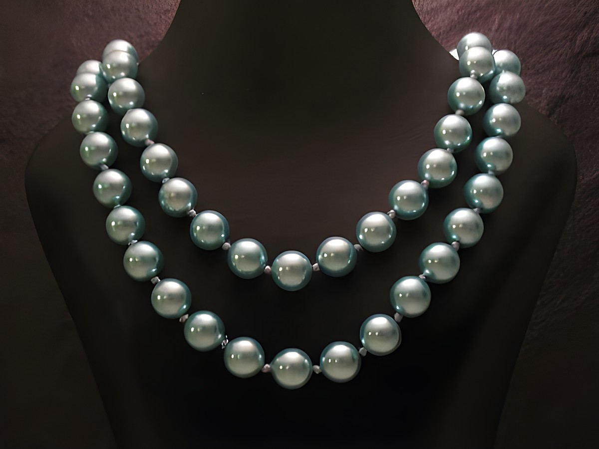 Zweireihige Kette runde Perlen NEU Blau Hersteller Juwelier Harnisch Perlenketten elegante Perlenkette mit strahlend blauen Perlen ideal für festliche Anlässe oder als modisches Accessoire.