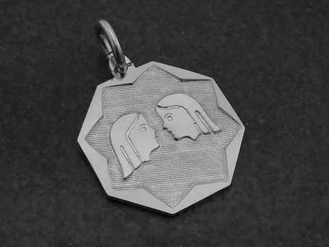 Silber Anhänger Platte mit dem Sternzeichen Zwillinge, Hersteller Juwelier Harnisch, zeigt zwei stilisierte Gesichter in einer achteckigen Form.