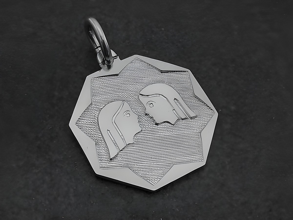 Silber Anhänger Platte mit dem Sternzeichen Zwillinge, Hersteller Juwelier Harnisch, zeigt zwei stilisierte Gesichter in einer achteckigen Form.