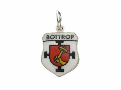 Silberne Anhänger mit dem Stadtwappen von Bottrop, Deutschland, zeigt einen roten Schild mit einer Hand, die einen Hammer hält, umgeben von einem weißen Rand und dem Schriftzug Bottrop.