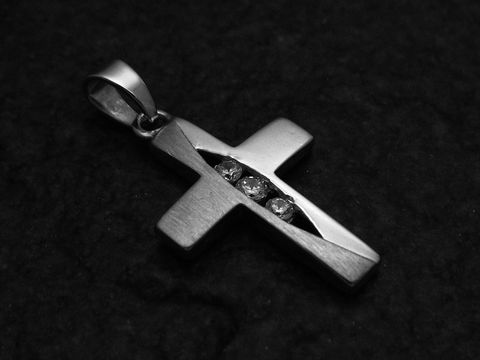 Anhänger Kreuz 925 Sterling Silber rhodiniert mit Zirkonia, Hersteller Juwelier Harnisch, elegantes Design mit funkelnden Steinen in der Mitte.