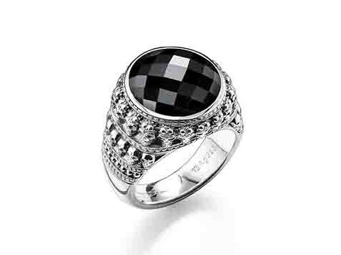 Silberner Ring von Thomas Sabo mit einem großen, facettierten, schwarzen Onyx, dekorativem Design und Größe 62. Ideal für stilvolle Akzente im Schmuckkästchen.