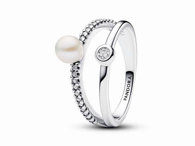 Ein eleganter Silberring von Pandora mit Zuchtperle und Pavé, präsentiert in einem stilvollen Design. Der Ring hat einen Steinmix in Weiß und eine Größe von 58.
