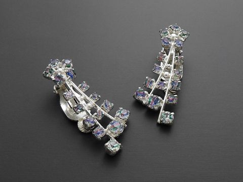 Strass Ohrclips in prächtigen Farben von Juwelier Harnisch, aus feinem Strass Schmuck, verleihen jedem Outfit einen eleganten Akzent mit funkelndem Glanz.