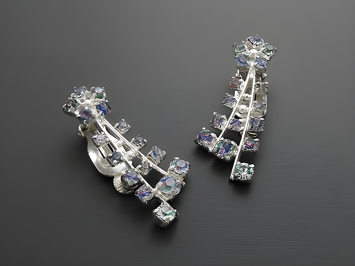 Strass Ohrclips in prächtigen Farben von Juwelier Harnisch, aus feinem Strass Schmuck, verleihen jedem Outfit einen eleganten Akzent mit funkelndem Glanz.