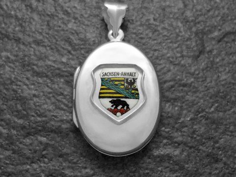 Silbernes Medaillon mit dem Wappen von Sachsen-Anhalt, das die Landesfarben und Symbole zeigt, gefertigt von Juwelier Harnisch. Ideal als Anhänger oder Sammlerstück.