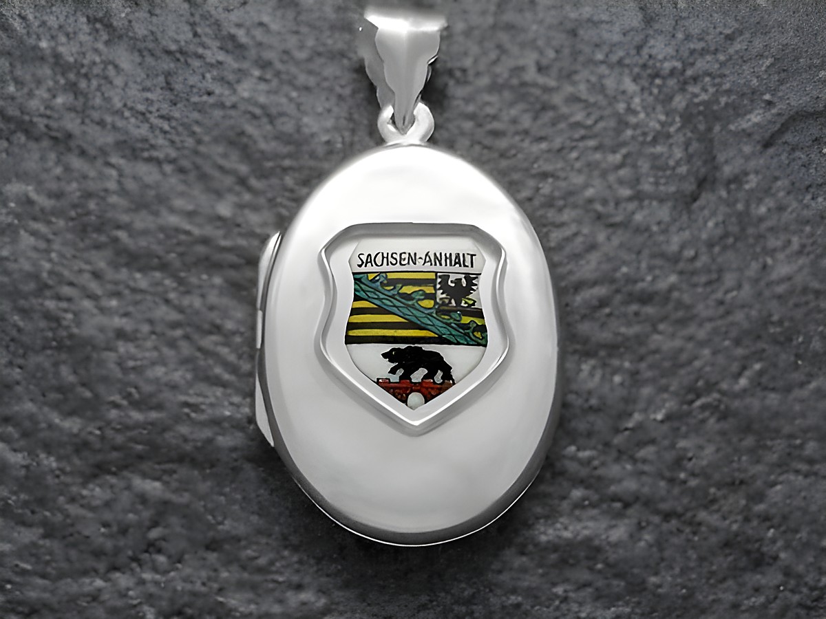 Silbernes Medaillon mit dem Wappen von Sachsen-Anhalt, das die Landesfarben und Symbole zeigt, gefertigt von Juwelier Harnisch. Ideal als Anhänger oder Sammlerstück.