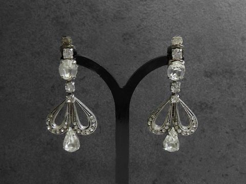 Strass Ohrclip fein weiß von Juwelier Harnisch, elegante Ohrhänger mit funkelnden Strasssteinen und geschwungenem Design, ideal für festliche Anlässe oder den Alltag.