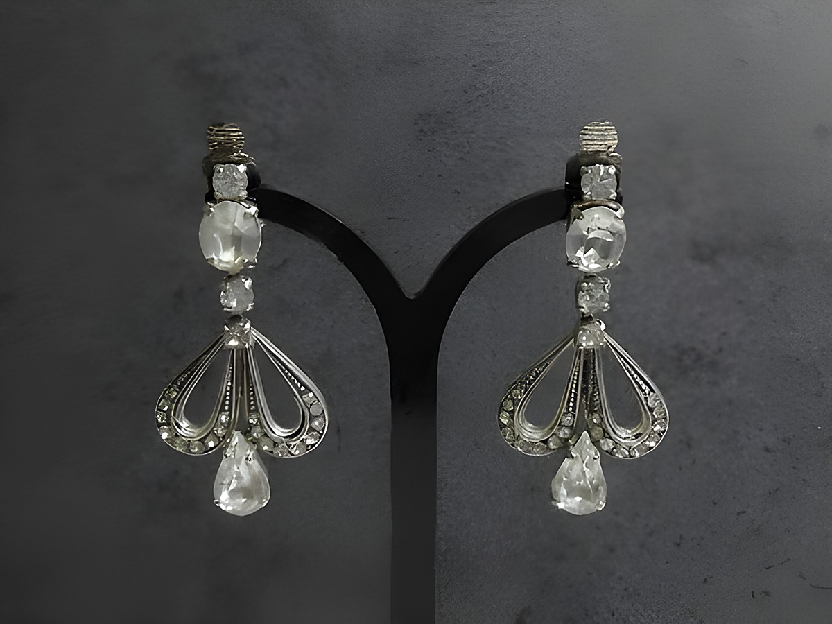 Strass Ohrclip fein weiß von Juwelier Harnisch, elegante Ohrhänger mit funkelnden Strasssteinen und geschwungenem Design, ideal für festliche Anlässe oder den Alltag.