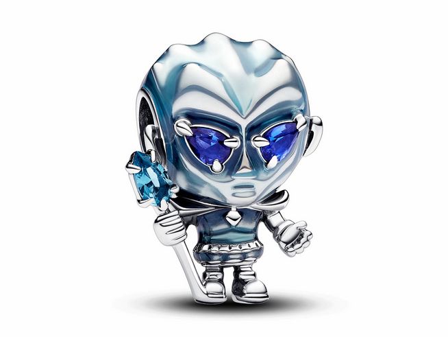 Der Pandora 793138C01 Charm zeigt einen detaillierten weißen Wanderer aus Game of Thrones mit handgefertigtem blauen Kristall, gefertigt aus Silber, er hält einen Eiskristall in der Hand.