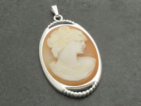 Silber Anhänger mit einer nostalgischen Gemme, die das Profil einer Frau zeigt, kunstvoll eingearbeitet in einen ovalen Rahmen. Hersteller Juwelier Harnisch.