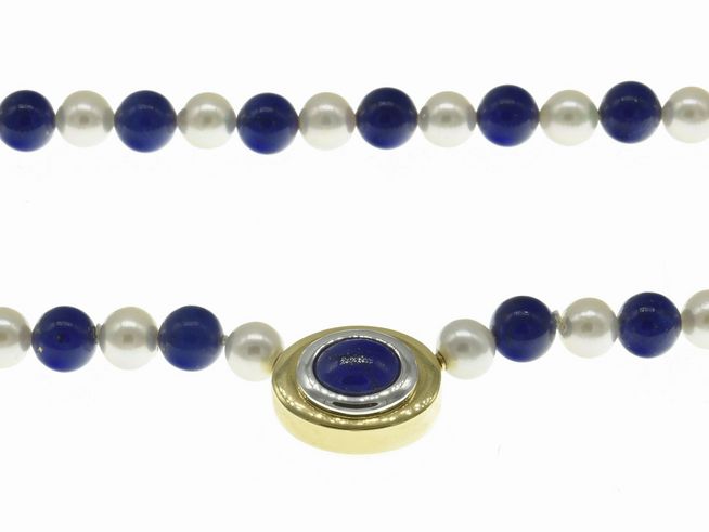 Perlenkette aus Akoya-Zuchtperlen und Lapislazuli in den Größen 7,5 bis 8,5 mm, Weiß und Blau, 47 cm lang, Bicolor 585, mit eleganter Steinfassung.