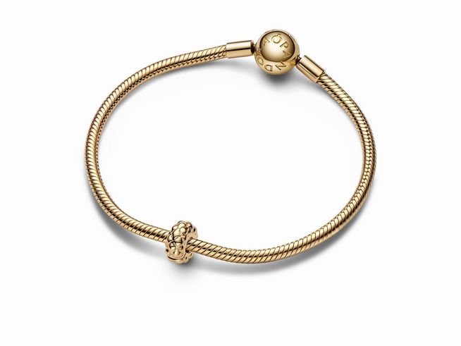Pandora 762716C00 Clip-STOPPER Charm mit Nieten in Gelbgold Vergoldung, feiner Silber Clip und elegantes Design, perfekt für eine stilvolle Armbänder-Kollektion.
