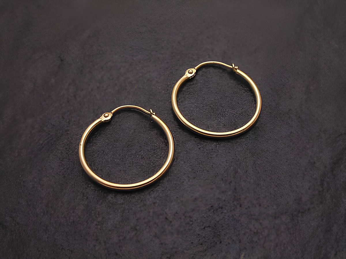 Creole-Gold auf Silber Ohrringe klassisch rund mit einem Durchmesser von 1,7 cm, hergestellt von Juwelier Harnisch, elegant und zeitlos für jeden Anlass.