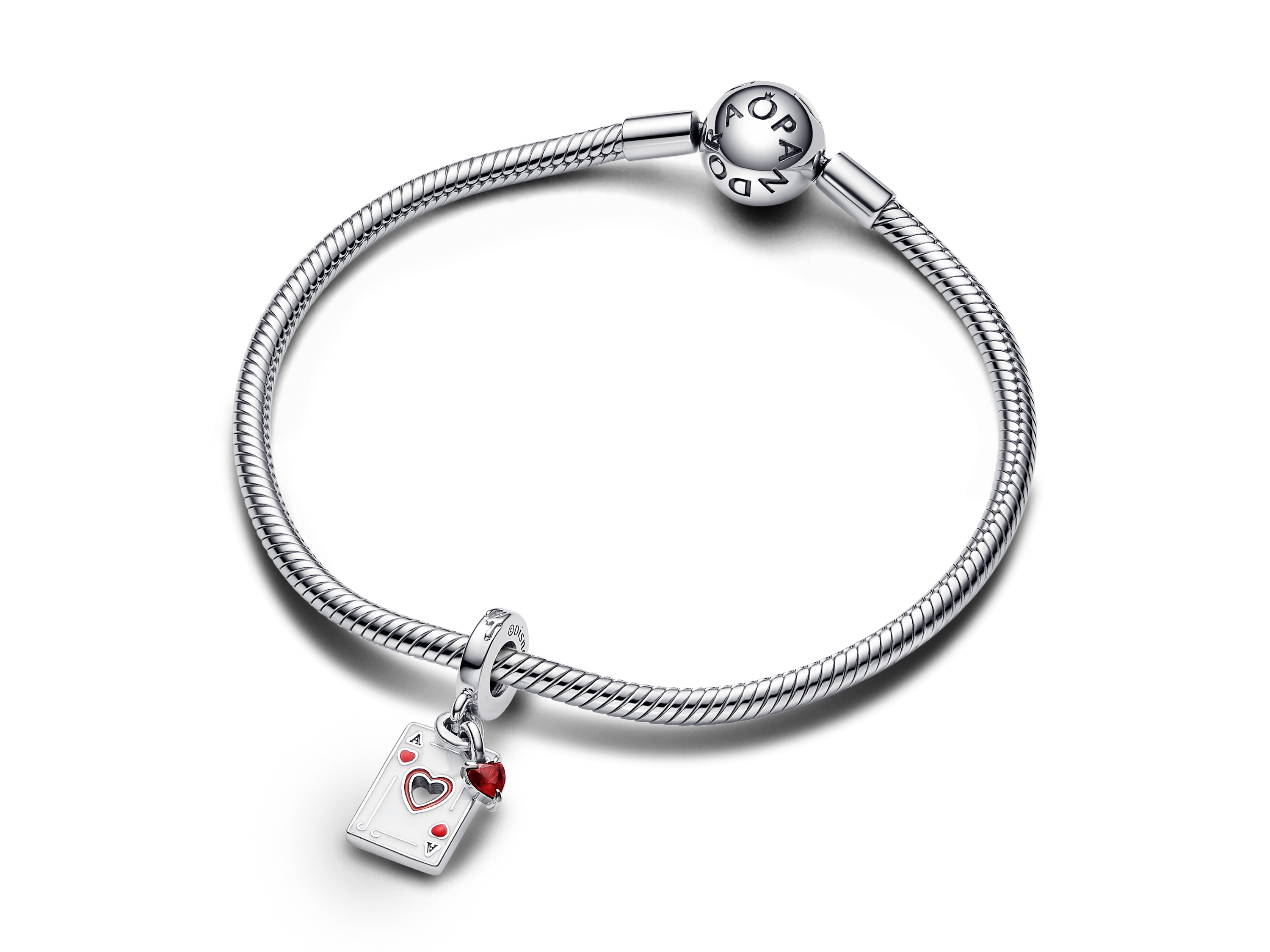 Ein silberner Charm-Anhänger von Pandora zeigt ein Spielkartenmotiv mit Herzsymbol und einem roten Stein, Teil der Disney Villains Kollektion der Herzkönigin.
