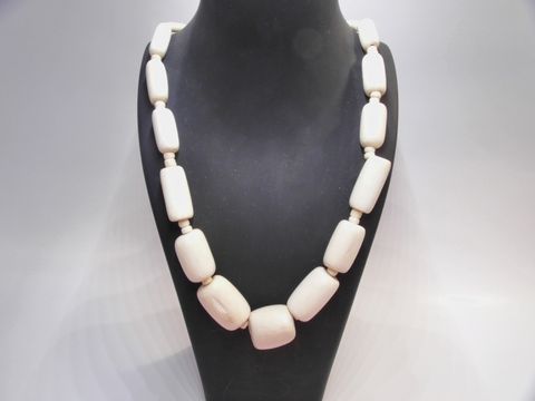 Holzkette mit ovalen Kugeln aus Holz, 32 mm, naturbraun, 60 cm lang, hergestellt von Juwelier Harnisch, idealer Holzschmuck für stilvolle Akzente.