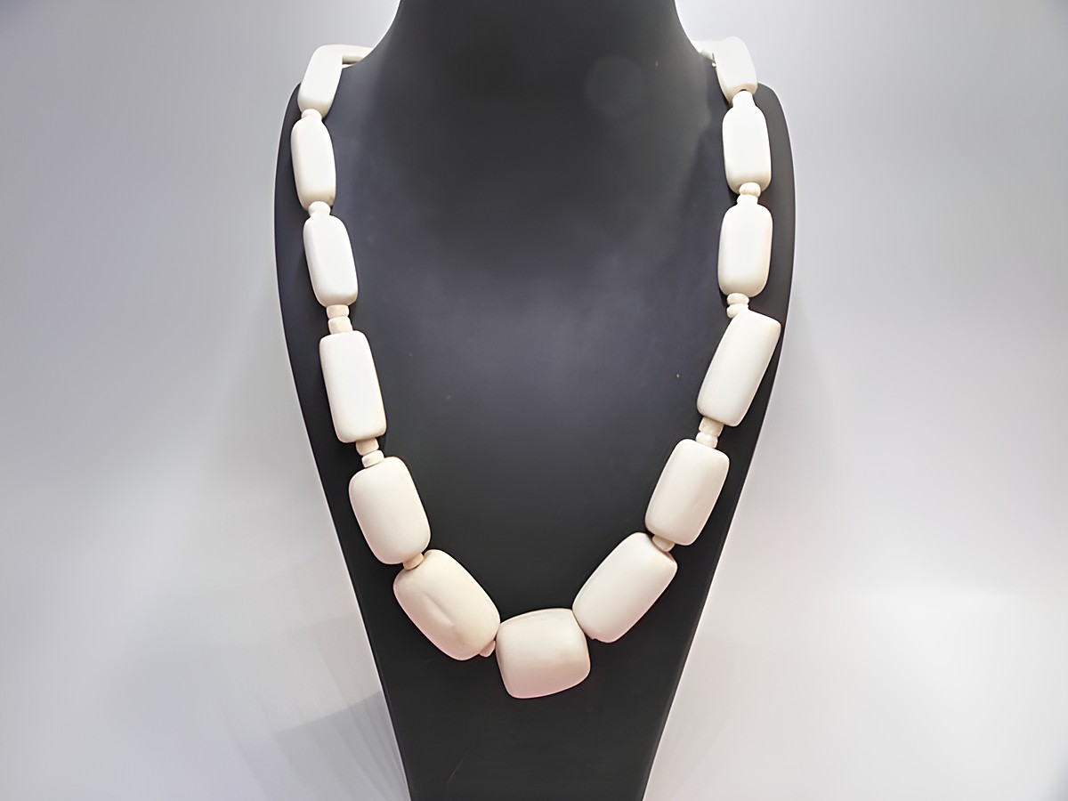 Holzkette mit ovalen Kugeln aus Holz, 32 mm, naturbraun, 60 cm lang, hergestellt von Juwelier Harnisch, idealer Holzschmuck für stilvolle Akzente.