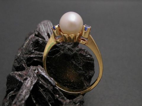 49445-1 Gold Perlen Ring attraktiv Gr. 52 mit 7,4 mm Zuchtperle und synthetischen Saphiren, hergestellt von Juwelier Harnisch, bis Größe 52/17, stilvolles Schmuckdesign auf schwarzem Untergrund.