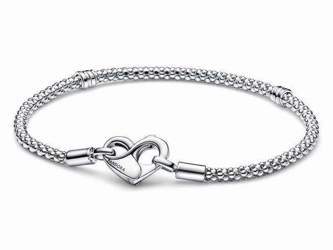 Pandora Armband 592453C00-18 in Silber mit Herz-Karabinerverschluss, 18 cm lang, feines Design mit schimmerndem Edelstahldraht, ideal für Charm-Anhänger und persönliche Stylings.
