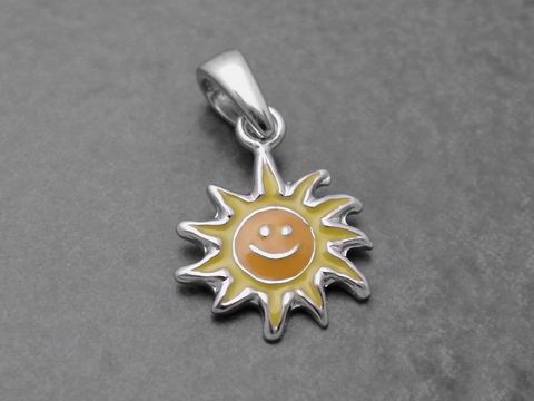 Sonne lackiert - Sterling Silber Anhänger - Lack Hellgelb-Gelb, Hersteller: Juwelier Harnisch, für Kinder, fröhliches Design mit lächelndem Gesicht, ideal als Schmuckstück für junge Mädchen.