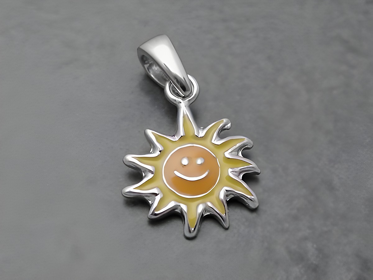 Sonne lackiert - Sterling Silber Anhänger - Lack Hellgelb-Gelb, Hersteller: Juwelier Harnisch, für Kinder, fröhliches Design mit lächelndem Gesicht, ideal als Schmuckstück für junge Mädchen.