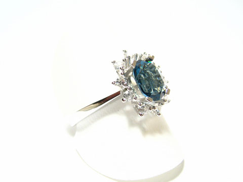 Silber Ring rhodiniert mit einem ovalen Stein in blau und weißen Steinen gefasst, verstellbar, Hersteller Juwelier Harnisch.