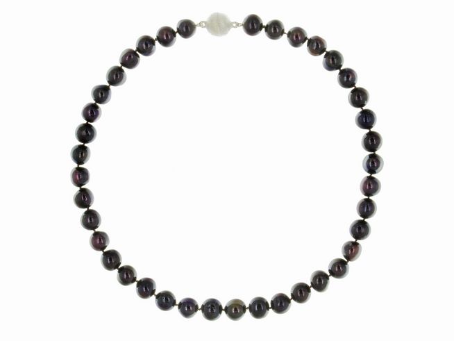 Perlenkette aus Süßwasser-Zuchtperlen in Violett mit einem Durchmesser von 10,5-11 mm, Länge 46 cm, Silberverschluss, Hersteller Juwelier Harnisch.