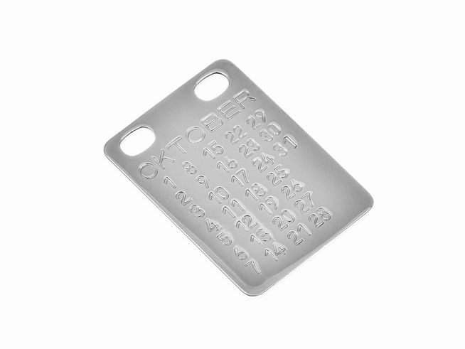 Gravurplatte aus Silber mit dem Schriftzug Oktober und eingravierten Zahlen für jeden Tag des Monats, ideal als Geschenkidee von Juwelier Harnisch.