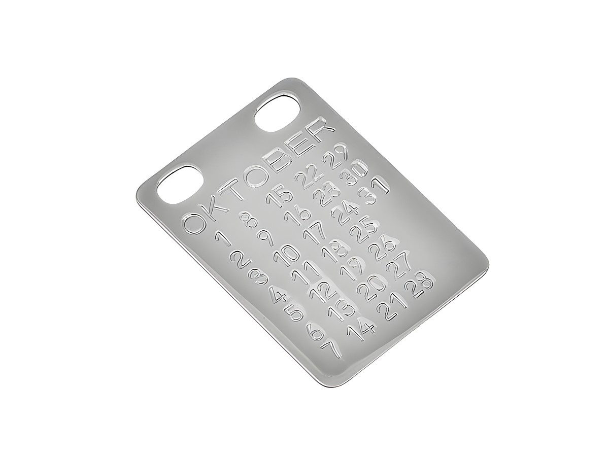 Gravurplatte aus Silber mit dem Schriftzug Oktober und eingravierten Zahlen für jeden Tag des Monats, ideal als Geschenkidee von Juwelier Harnisch.