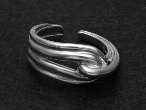 Silberring aus rhodiniertem Metall, kunstvoll gestaltet mit wenigen verstellbaren Elementen, hergestellt von Juwelier Harnisch, ohne Stein.