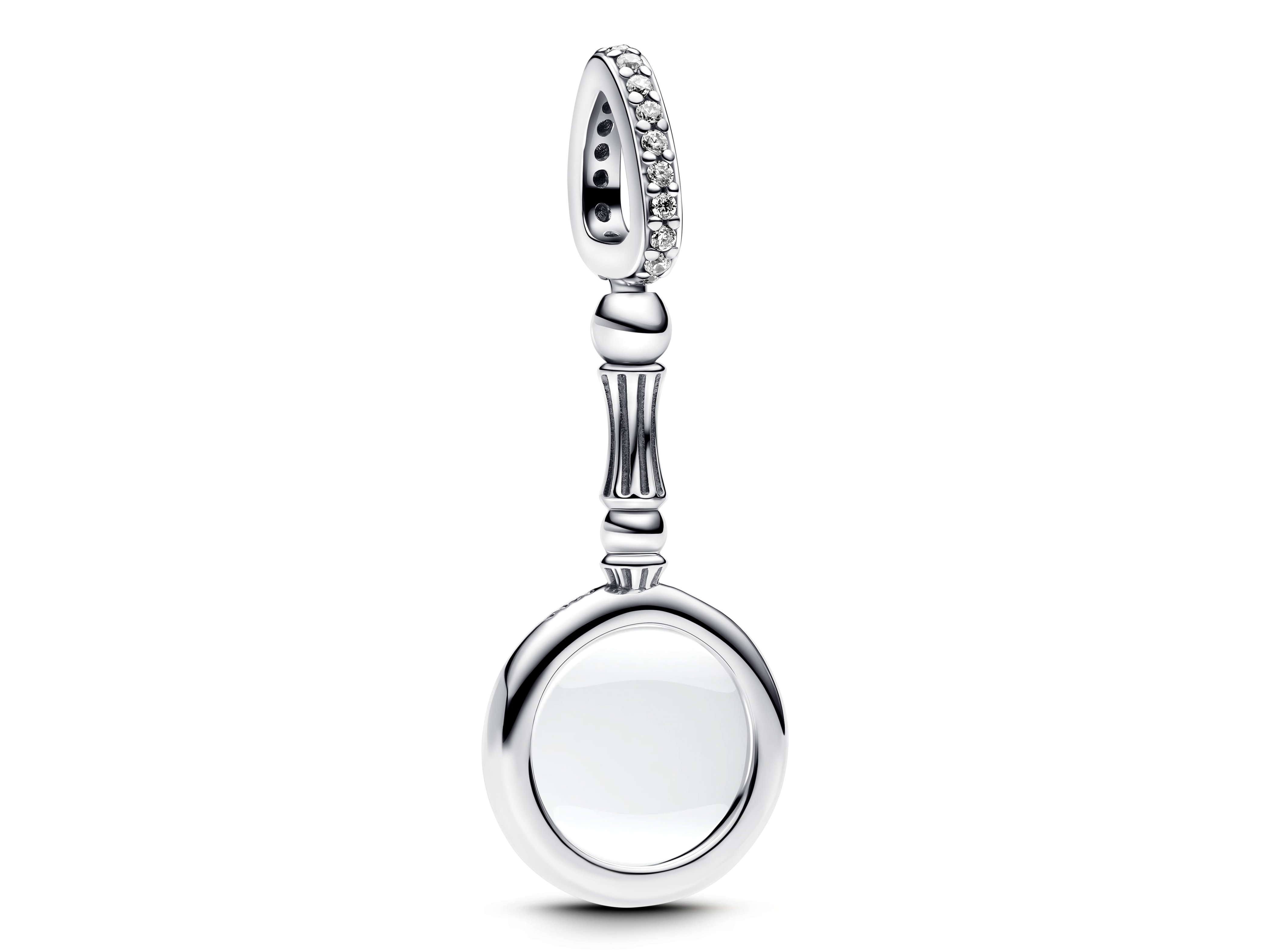 Eine elegante Silberlupe von Pandora mit feinen Zirkonia-Anhängern, die kunstvoll gestaltet ist und ein klassisches, zeitloses Design verkörpert. Ideal als stilvolles Accessoire.