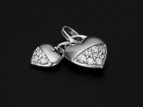 Zwei Herzen-Anhänger aus 925 Sterling Silber rhodiniert mit Zirkonia, romantisches Design vom Hersteller Juwelier Harnisch, flach und glänzend.