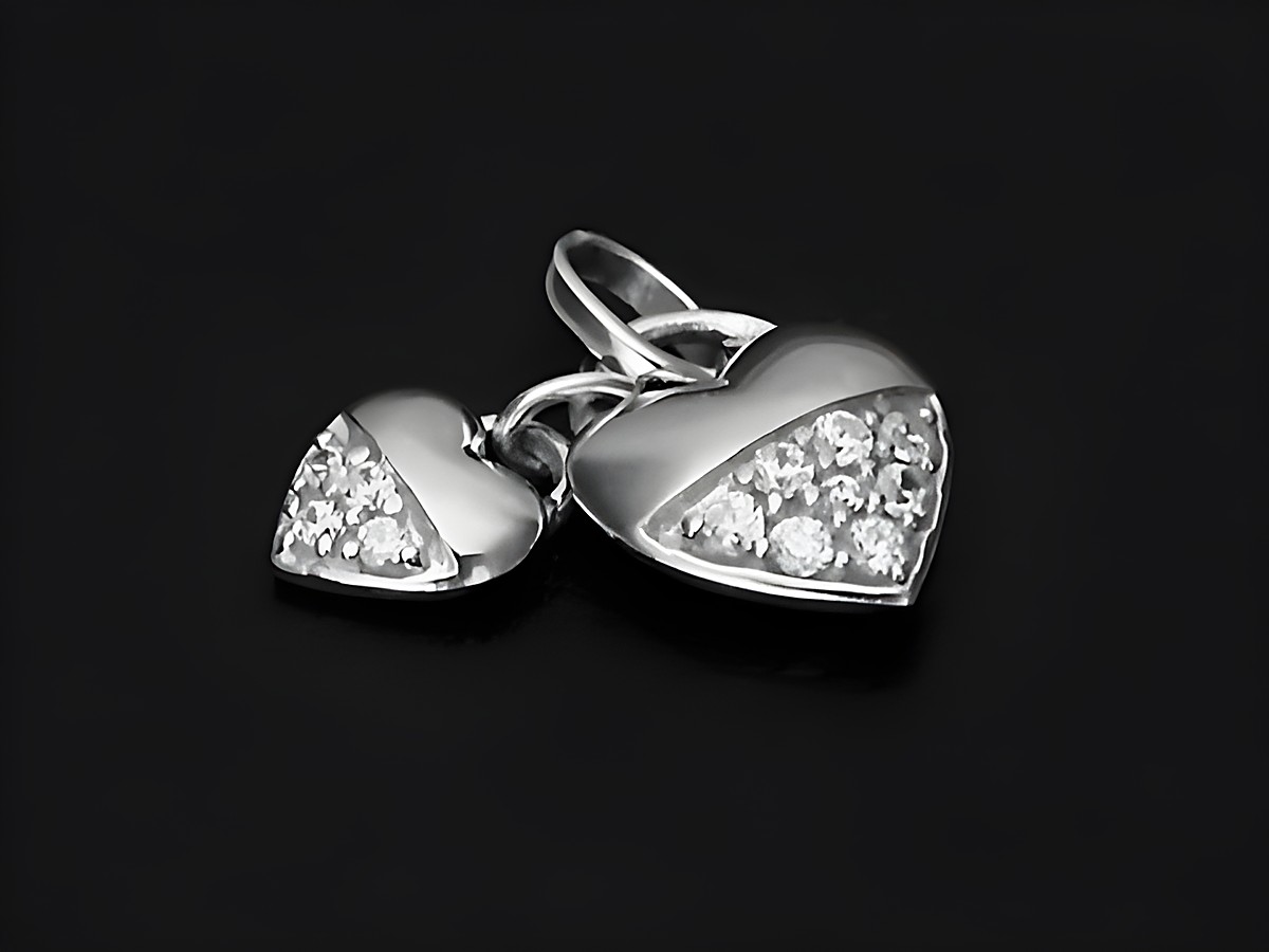Zwei Herzen-Anhänger aus 925 Sterling Silber rhodiniert mit Zirkonia, romantisches Design vom Hersteller Juwelier Harnisch, flach und glänzend.
