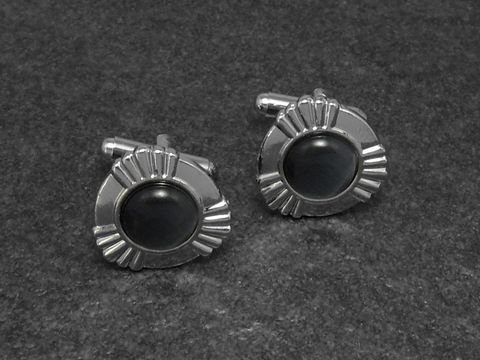 Manschettenknöpfe in grau mit einem Durchmesser von 18,6 mm, silberfarbenes Design, hergestellt von Juwelier Harnisch, elegantes Accessoire für besondere Anlässe.