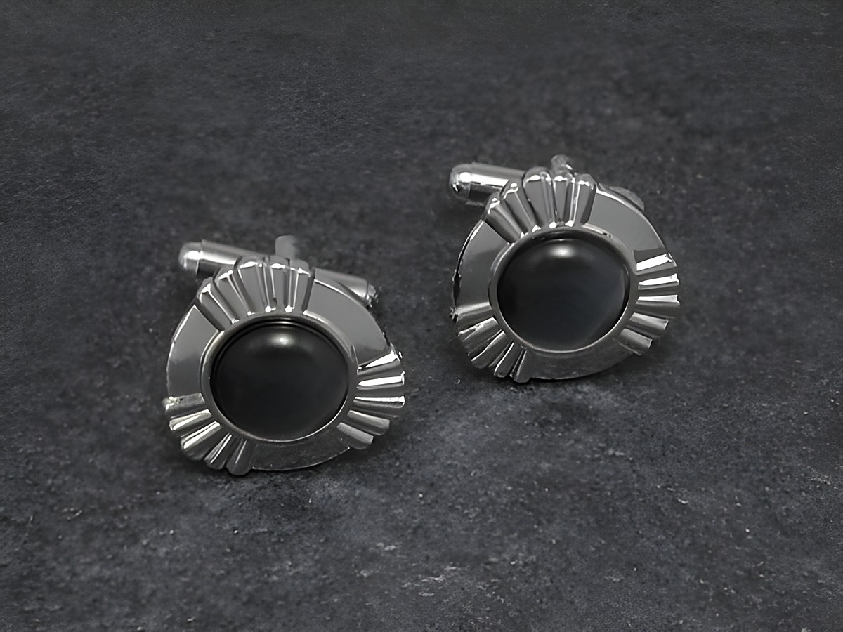 Manschettenknöpfe in grau mit einem Durchmesser von 18,6 mm, silberfarbenes Design, hergestellt von Juwelier Harnisch, elegantes Accessoire für besondere Anlässe.