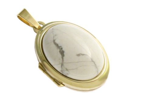 Magnesit Cabochon in ovaler Form, eingefasst in einem eleganten Gold 585 Medaillon vom Juwelier Harnisch, ideal für stilvolle Akzente und besondere Anlässe.
