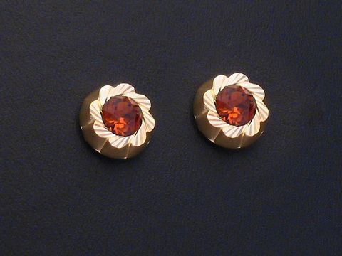 Ohrringe in orange facettiert mit Gold Ohrsteckern von Juwelier Harnisch, erhältlich mit weiteren Steinen für einen eleganten Auftritt.