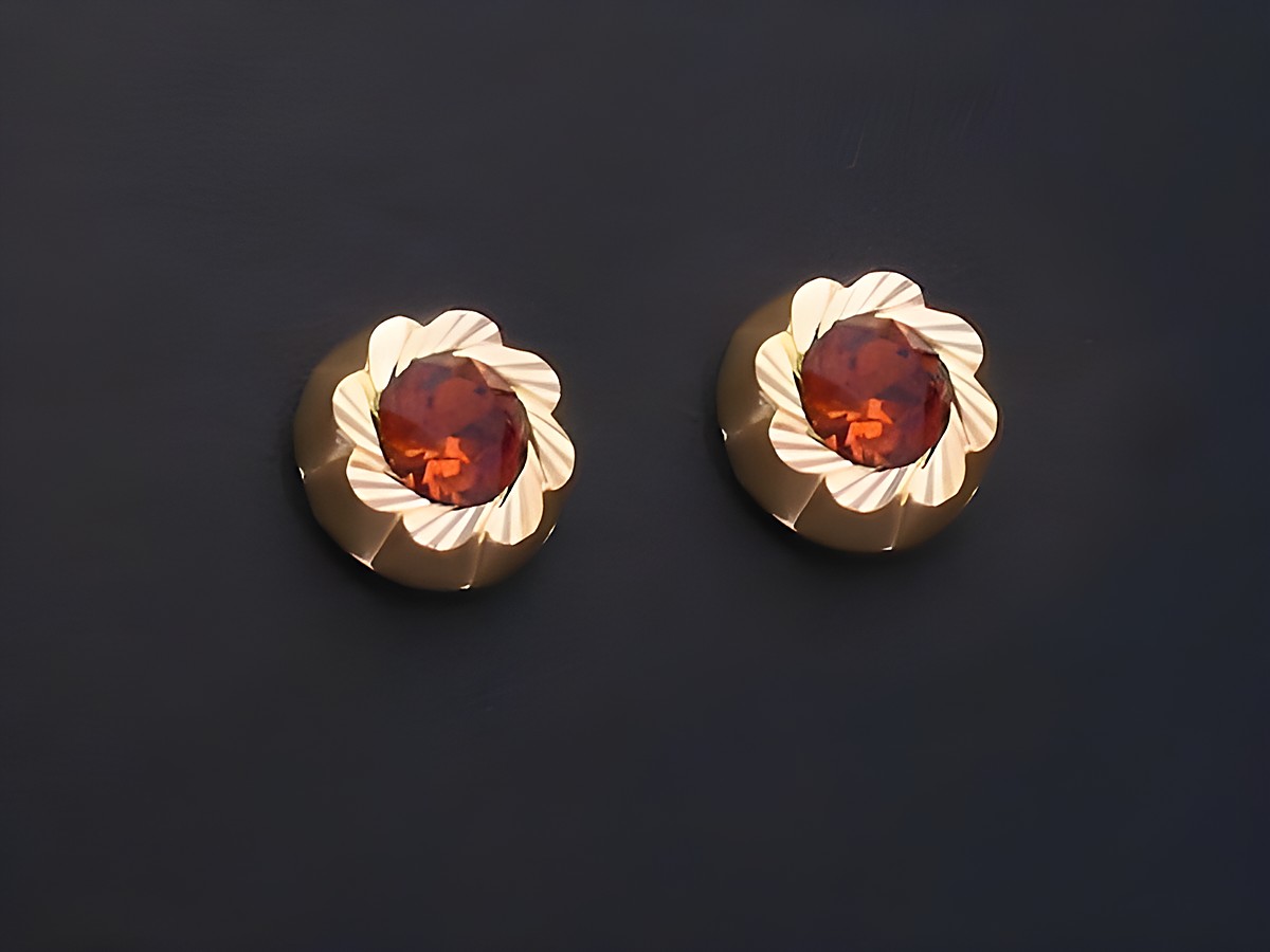 Ohrringe in orange facettiert mit Gold Ohrsteckern von Juwelier Harnisch, erhältlich mit weiteren Steinen für einen eleganten Auftritt.