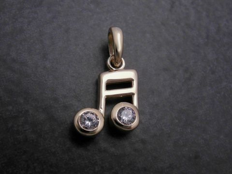 Gold Anhänger Note für Musikfans mit weißen Zirkonia, hergestellt von Juwelier Harnisch, vereint elegantes Design und musikalisches Flair in einem edlen Schmuckstück.