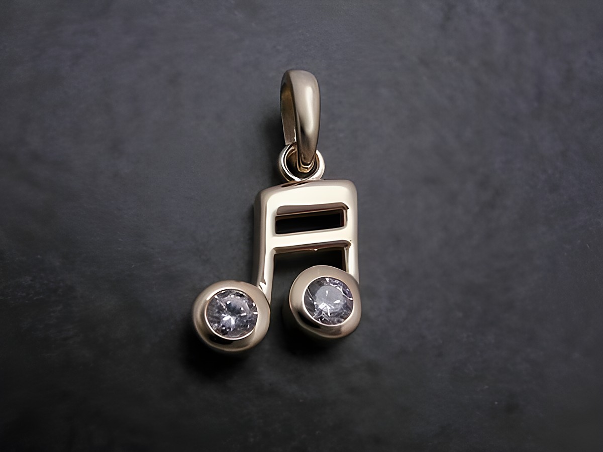 Gold Anhänger Note für Musikfans mit weißen Zirkonia, hergestellt von Juwelier Harnisch, vereint elegantes Design und musikalisches Flair in einem edlen Schmuckstück.