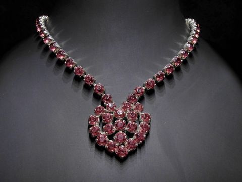 Strasskette in Herzform, hinreißend mit violetten Strasssteinen, silberfarbene Fassung, Länge 36-39 cm, Hersteller Juwelier Harnisch, eleganter Schmuck für besondere Anlässe.