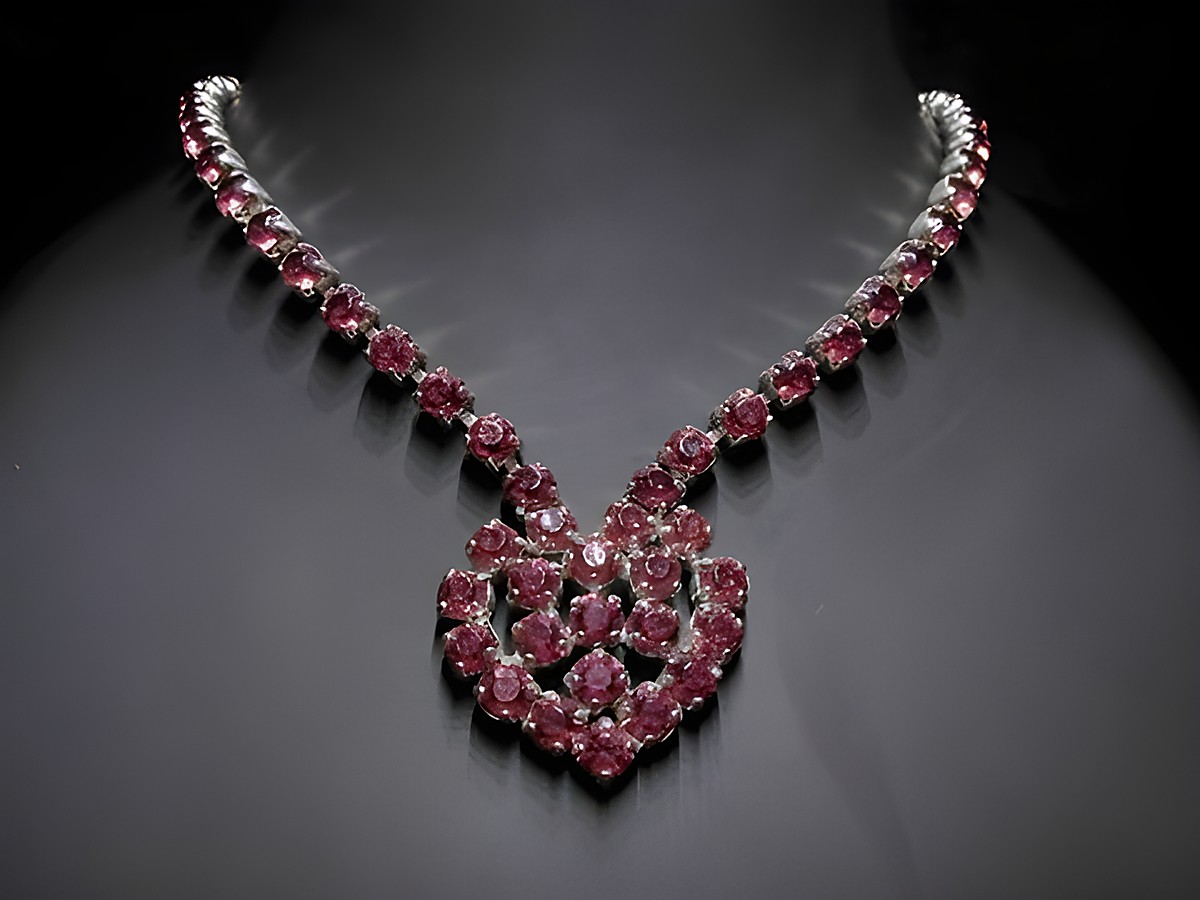 Strasskette in Herzform, hinreißend mit violetten Strasssteinen, silberfarbene Fassung, Länge 36-39 cm, Hersteller Juwelier Harnisch, eleganter Schmuck für besondere Anlässe.