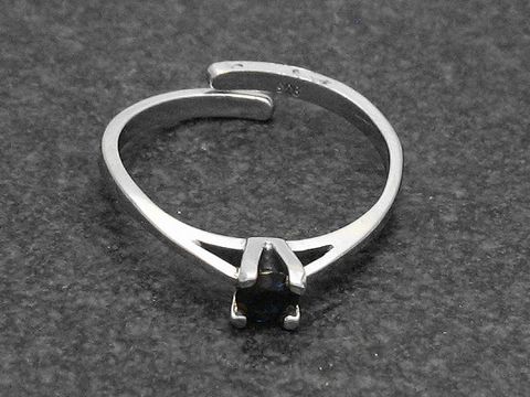 Schlichter Silberring in rhodiniertem Finish mit verstellbarer Größe, besetzt mit einem Saphir, hergestellt von Juwelier Harnisch.