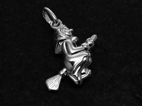 Polierter Sterling Silber Anhänger in Form einer Hexe mit Besen, detailreich ausgearbeitet, schick und originell, Hersteller: Juwelier Harnisch, ideal für Hexenliebhaber.